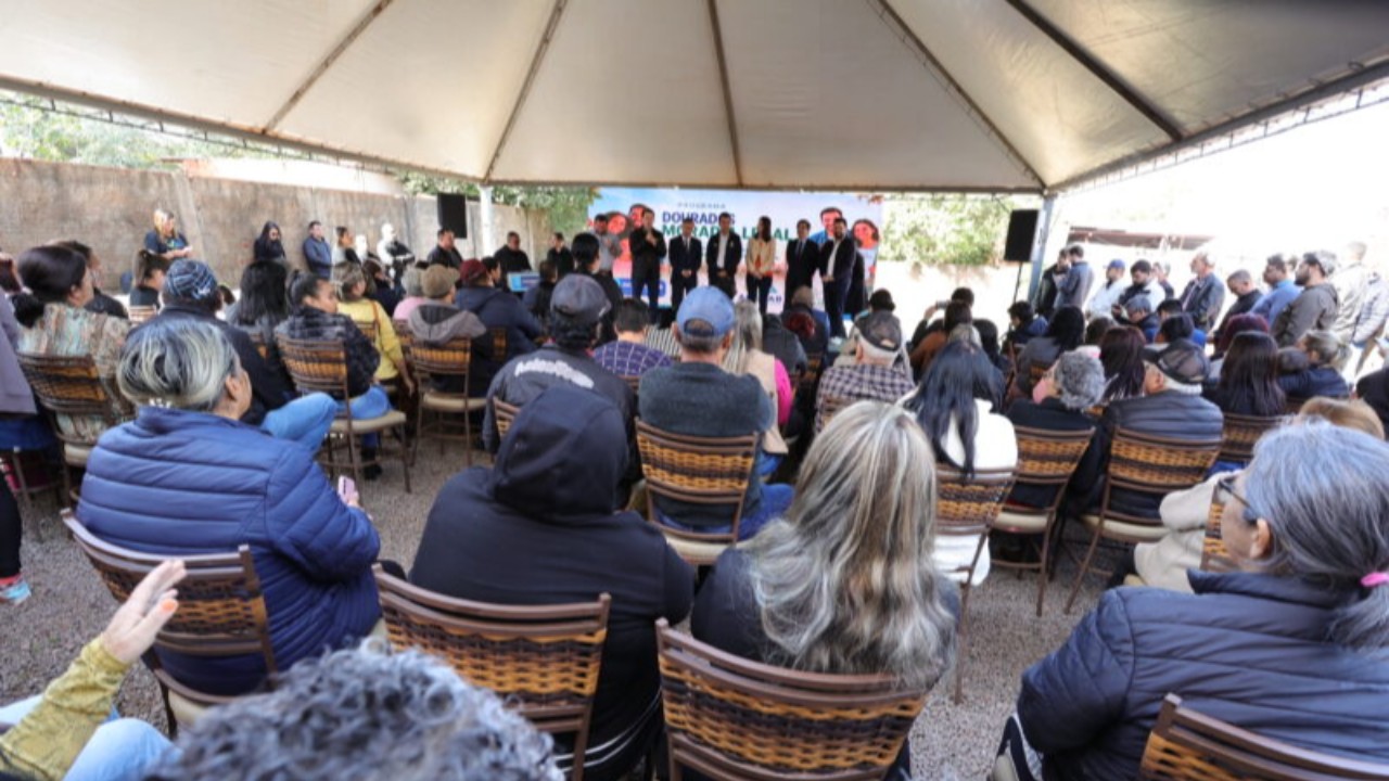 Realização: Prefeitura entrega título da casa própria para 145 famílias após décadas de espera em Dourados