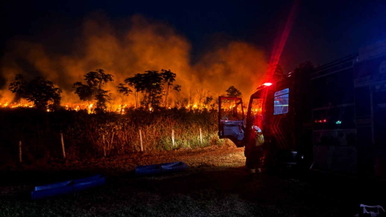 Força-tarefa integrada: Exército e Bombeiros trabalham juntos para conter incêndio de grandes proporções em Bela Vista  