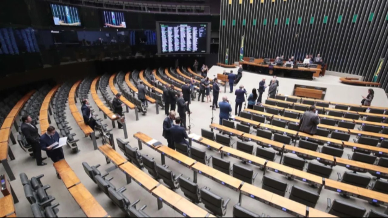 Deputados usam "cortina de fumaça" de Flávio Bolsonaro para aprovar farra das contas partidárias e disparos em massa