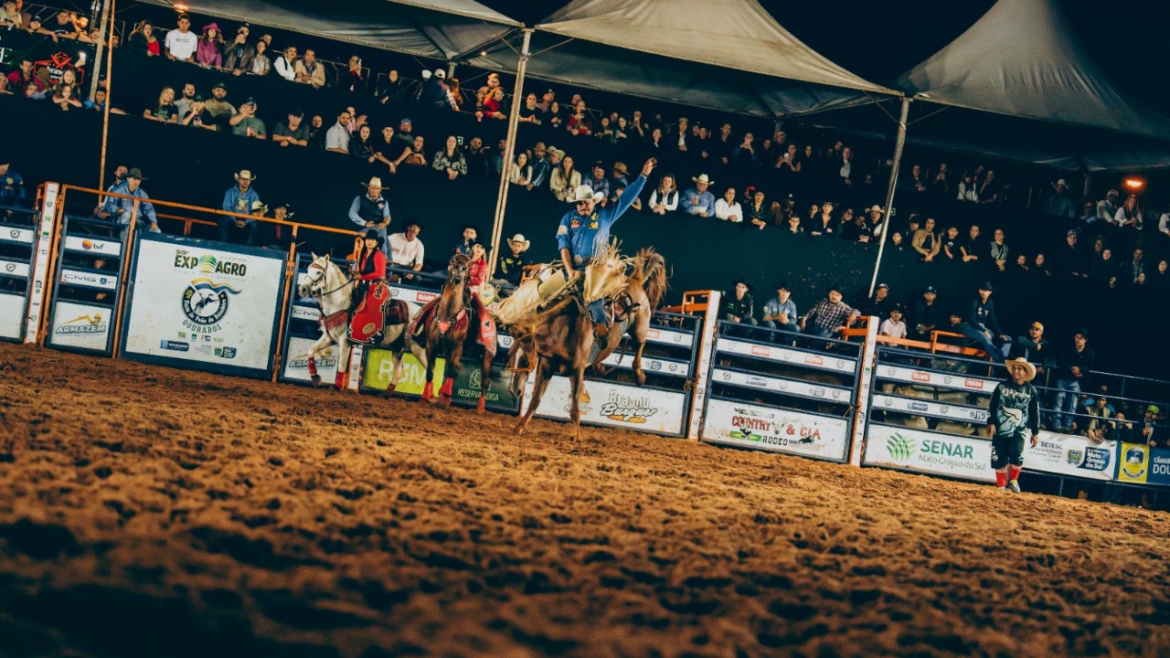 60ª Expoagro Grupo de jovens faz arrecadação de alimentos e agasalhos em rodeio e shows
