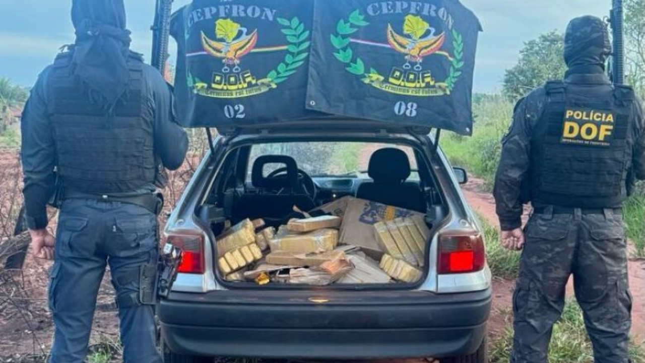 DOF apreende quase 300 kg de droga em carro atolado na região de Nova Andradina