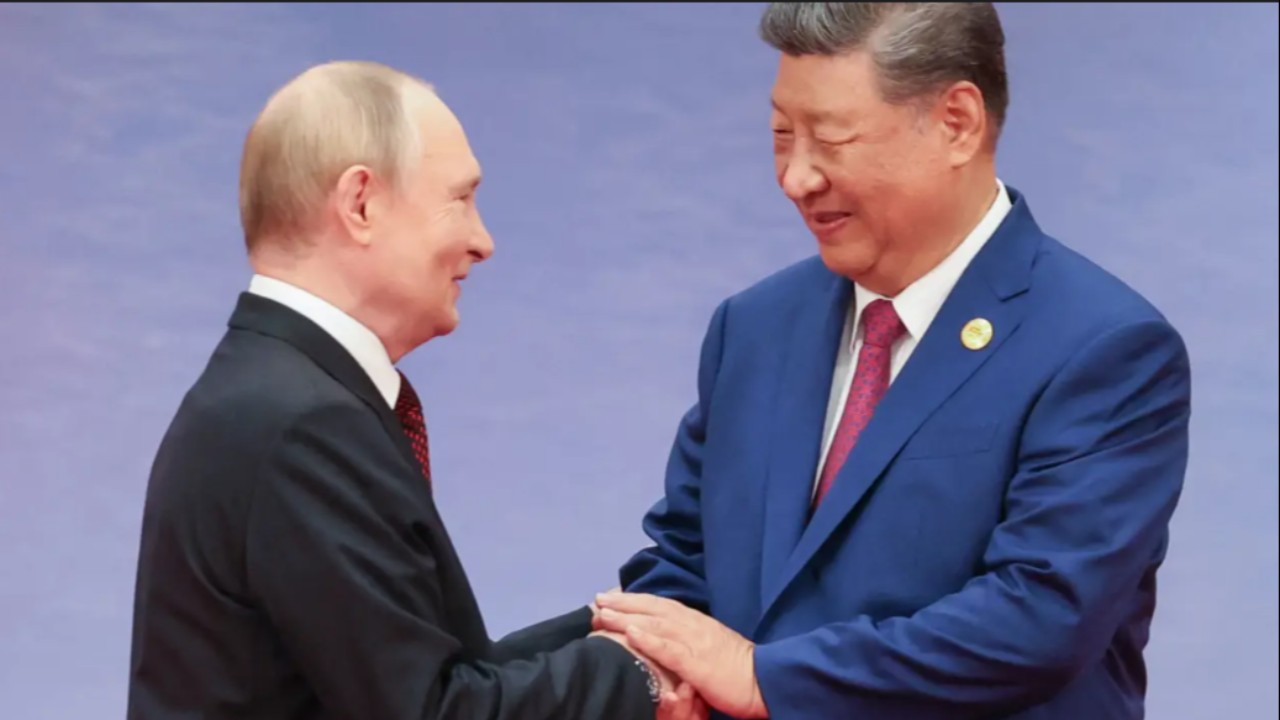 Força contra o Ocidente: Xi Jinping e Putin selam aliança em Pequim após visita de Trump e em meio a derrotas russas na Ucrânia