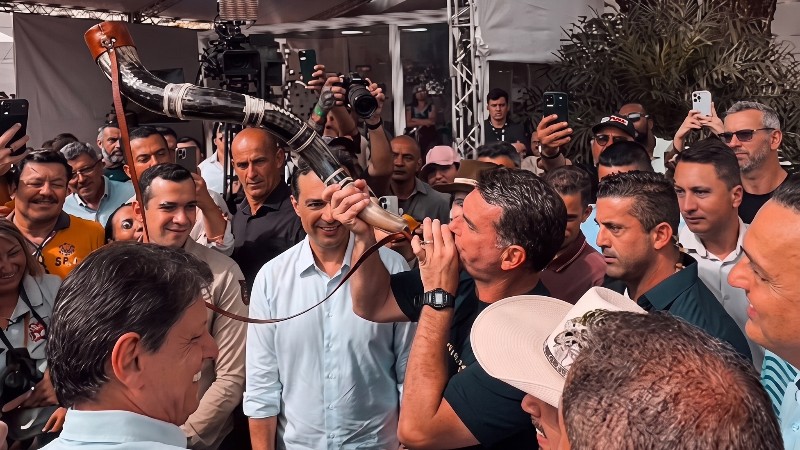 Flávio Bolsonaro defende agronegócio na Agrishow